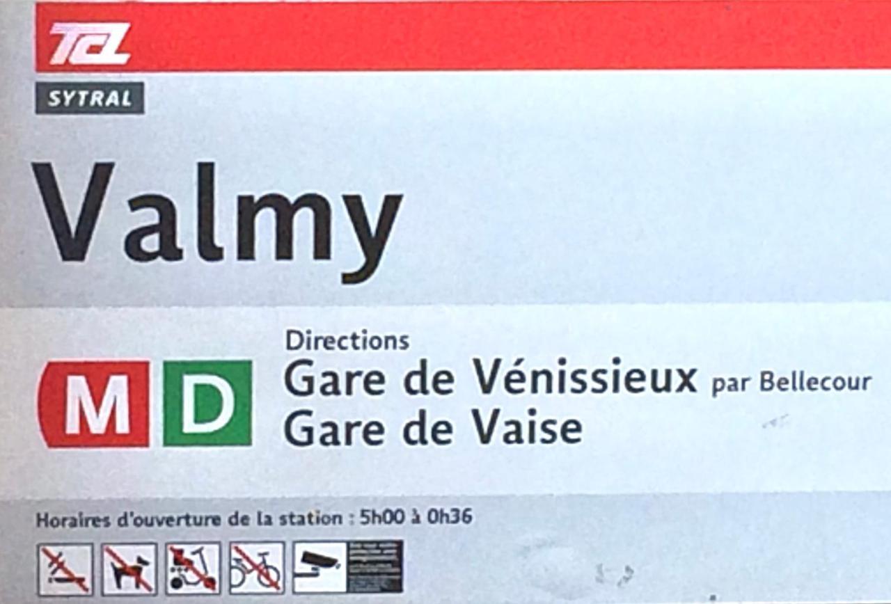 Le 9Eme- Metro Valmy-Homalyon Lião Exterior foto